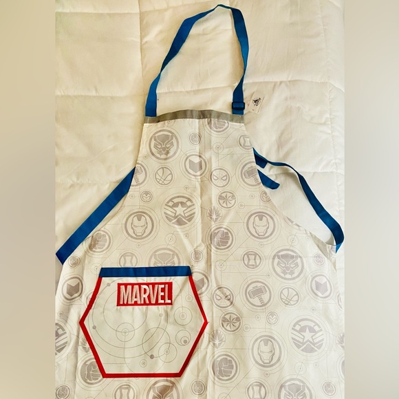 Disney Parks Marvel 3 piece Kitchen Set Apron Oven Mitt Silicone Pot Holder NWT - Picture 3 of 9